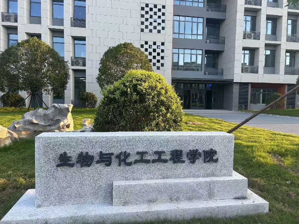 覃塘区扬州职业大学体育场高杆灯项目